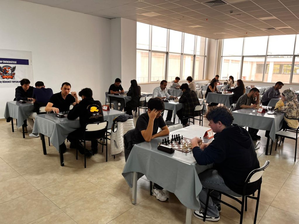 Üniversitemizde 2025-2026 Eğitim-Öğretim Yılı Geleneksel Bahar Etkinlikleri kapsamında düzenlenen 15. Spor Etkinlikleri, farklı branşlarda gerçekleştirilen müsabakalarla tüm heyecanıyla devam ediyor.