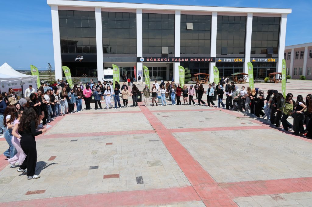 Üniversitemiz Bütünleşik Kampüs Yönetimi Koordinatörlüğü koordinesinde, Çevre, Şehircilik ve İklim Değişikliği Bakanlığı ile Türkiye Çevre Ajansı destekleriyle gerçekleştirilen “Yeşil Kampüs Festivali” yoğun ilgi gördü. Yeşil Kampüs Festivali’nde öğrencilerimiz hem eğlendi hem de çevreye olan duyarlılıklarını artırdı.