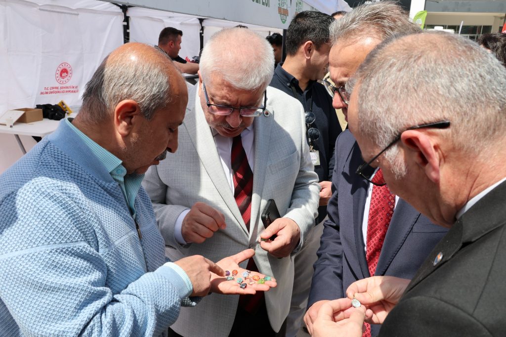 Üniversitemiz Bütünleşik Kampüs Yönetimi Koordinatörlüğü koordinesinde, Çevre, Şehircilik ve İklim Değişikliği Bakanlığı ile Türkiye Çevre Ajansı destekleriyle gerçekleştirilen “Yeşil Kampüs Festivali” yoğun ilgi gördü. Yeşil Kampüs Festivali’nde öğrencilerimiz hem eğlendi hem de çevreye olan duyarlılıklarını artırdı.