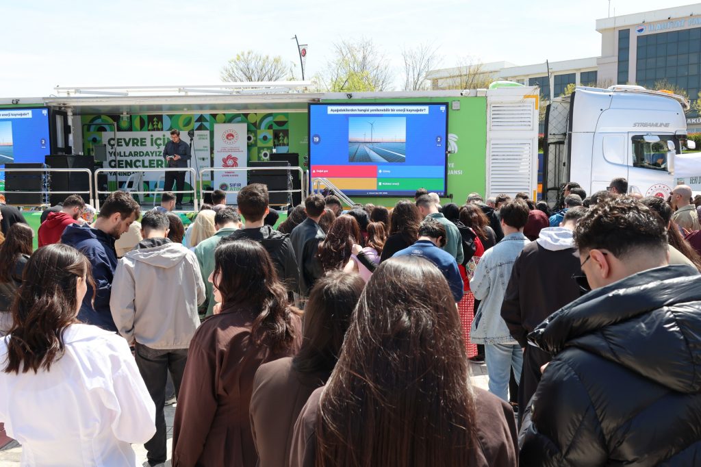 Üniversitemiz Bütünleşik Kampüs Yönetimi Koordinatörlüğü koordinesinde, Çevre, Şehircilik ve İklim Değişikliği Bakanlığı ile Türkiye Çevre Ajansı destekleriyle gerçekleştirilen “Yeşil Kampüs Festivali” yoğun ilgi gördü. Yeşil Kampüs Festivali’nde öğrencilerimiz hem eğlendi hem de çevreye olan duyarlılıklarını artırdı.