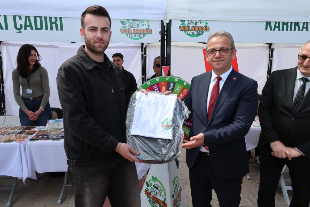 Üniversitemiz Bütünleşik Kampüs Yönetimi Koordinatörlüğü koordinesinde, Çevre, Şehircilik ve İklim Değişikliği Bakanlığı ile Türkiye Çevre Ajansı destekleriyle gerçekleştirilen “Yeşil Kampüs Festivali” yoğun ilgi gördü. Yeşil Kampüs Festivali’nde öğrencilerimiz hem eğlendi hem de çevreye olan duyarlılıklarını artırdı.