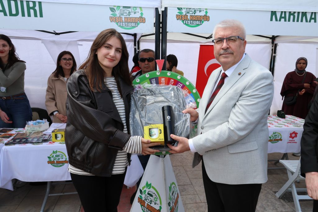 Üniversitemiz Bütünleşik Kampüs Yönetimi Koordinatörlüğü koordinesinde, Çevre, Şehircilik ve İklim Değişikliği Bakanlığı ile Türkiye Çevre Ajansı destekleriyle gerçekleştirilen “Yeşil Kampüs Festivali” yoğun ilgi gördü. Yeşil Kampüs Festivali’nde öğrencilerimiz hem eğlendi hem de çevreye olan duyarlılıklarını artırdı.