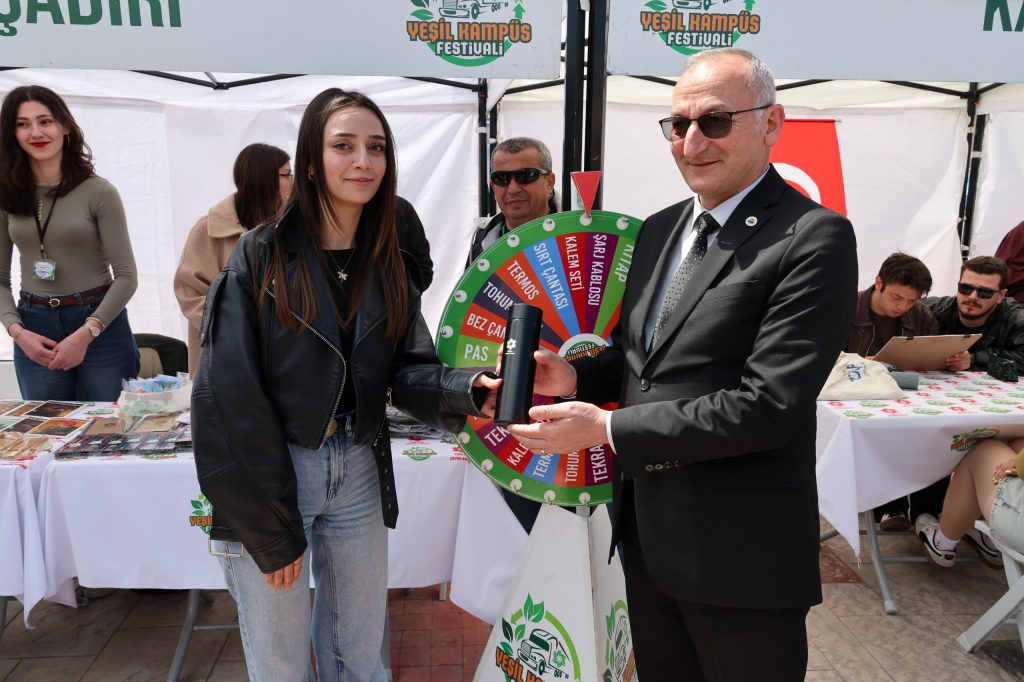 Üniversitemiz Bütünleşik Kampüs Yönetimi Koordinatörlüğü koordinesinde, Çevre, Şehircilik ve İklim Değişikliği Bakanlığı ile Türkiye Çevre Ajansı destekleriyle gerçekleştirilen “Yeşil Kampüs Festivali” yoğun ilgi gördü. Yeşil Kampüs Festivali’nde öğrencilerimiz hem eğlendi hem de çevreye olan duyarlılıklarını artırdı.