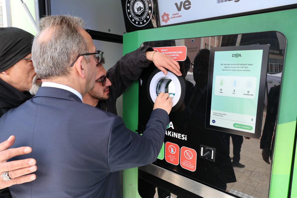 Üniversitemiz Bütünleşik Kampüs Yönetimi Koordinatörlüğü koordinesinde, Çevre, Şehircilik ve İklim Değişikliği Bakanlığı ile Türkiye Çevre Ajansı destekleriyle gerçekleştirilen “Yeşil Kampüs Festivali” yoğun ilgi gördü. Yeşil Kampüs Festivali’nde öğrencilerimiz hem eğlendi hem de çevreye olan duyarlılıklarını artırdı.
