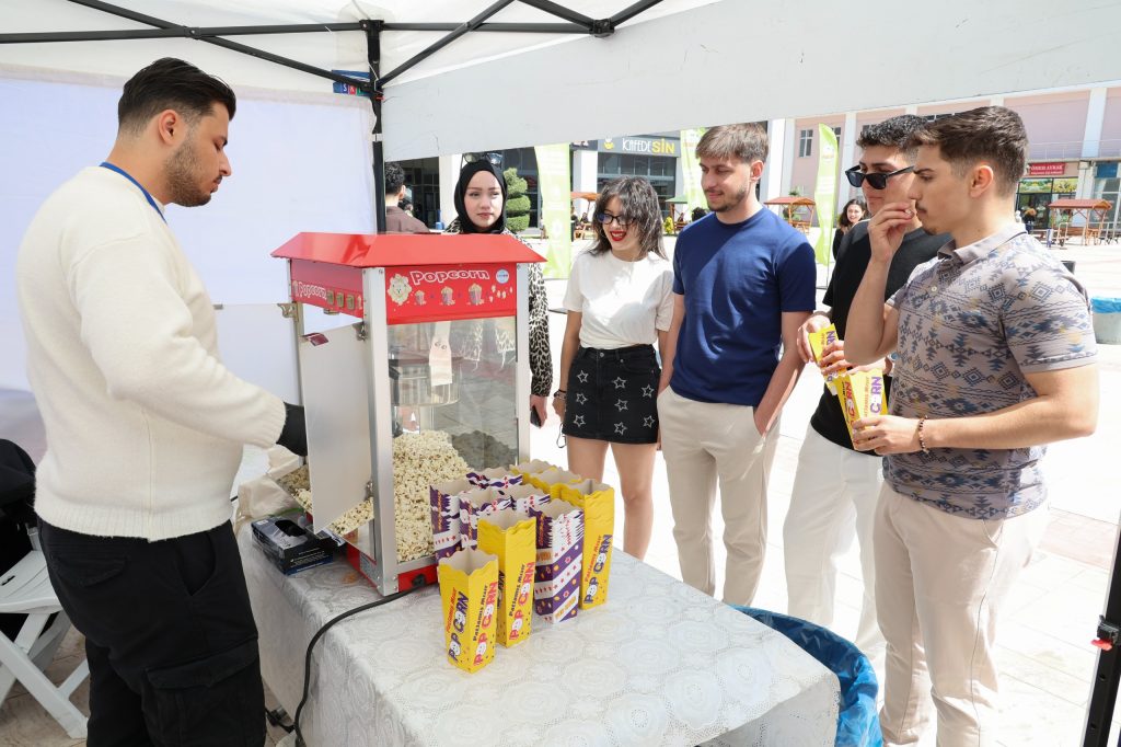 Üniversitemiz Bütünleşik Kampüs Yönetimi Koordinatörlüğü koordinesinde, Çevre, Şehircilik ve İklim Değişikliği Bakanlığı ile Türkiye Çevre Ajansı destekleriyle gerçekleştirilen “Yeşil Kampüs Festivali” yoğun ilgi gördü. Yeşil Kampüs Festivali’nde öğrencilerimiz hem eğlendi hem de çevreye olan duyarlılıklarını artırdı.