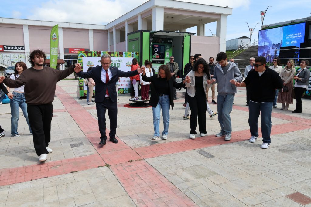 Üniversitemiz Bütünleşik Kampüs Yönetimi Koordinatörlüğü koordinesinde, Çevre, Şehircilik ve İklim Değişikliği Bakanlığı ile Türkiye Çevre Ajansı destekleriyle gerçekleştirilen “Yeşil Kampüs Festivali” yoğun ilgi gördü. Yeşil Kampüs Festivali’nde öğrencilerimiz hem eğlendi hem de çevreye olan duyarlılıklarını artırdı.