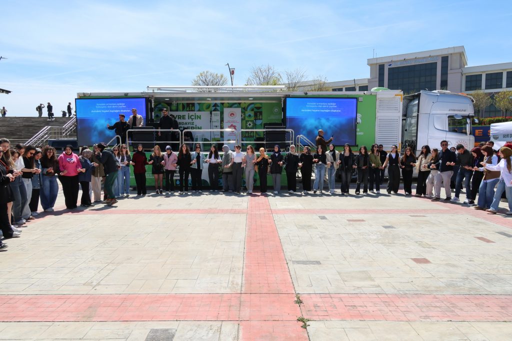 Üniversitemiz Bütünleşik Kampüs Yönetimi Koordinatörlüğü koordinesinde, Çevre, Şehircilik ve İklim Değişikliği Bakanlığı ile Türkiye Çevre Ajansı destekleriyle gerçekleştirilen “Yeşil Kampüs Festivali” yoğun ilgi gördü. Yeşil Kampüs Festivali’nde öğrencilerimiz hem eğlendi hem de çevreye olan duyarlılıklarını artırdı.
