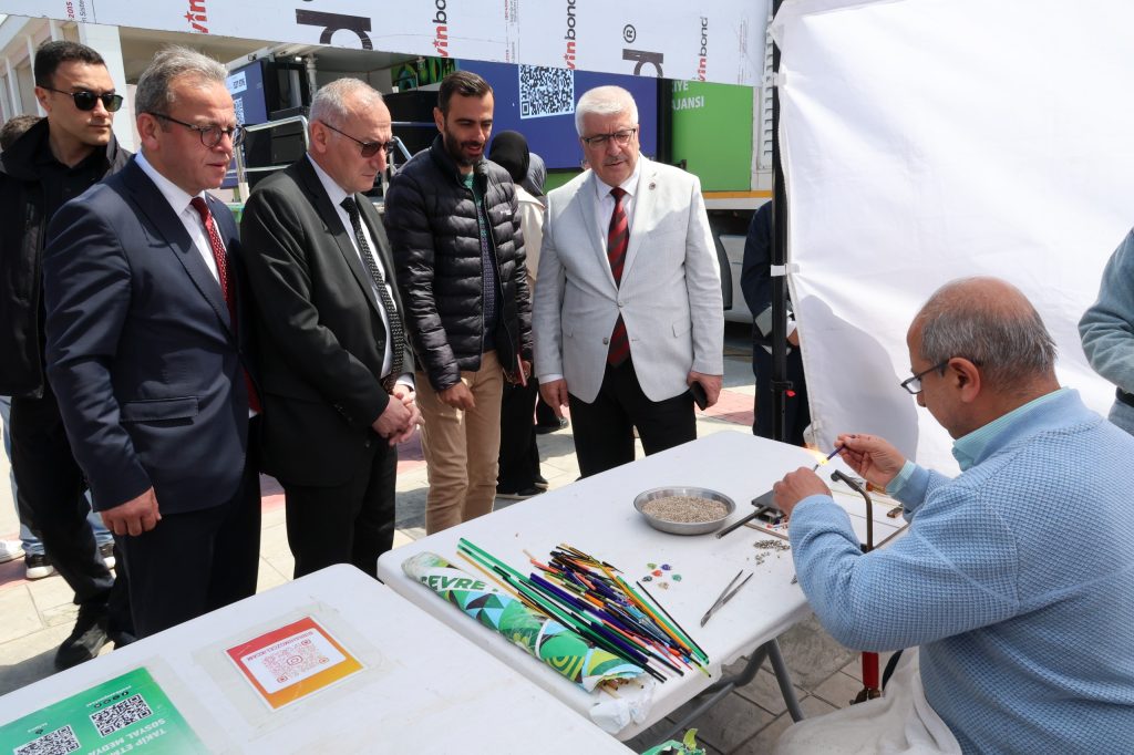 Üniversitemiz Bütünleşik Kampüs Yönetimi Koordinatörlüğü koordinesinde, Çevre, Şehircilik ve İklim Değişikliği Bakanlığı ile Türkiye Çevre Ajansı destekleriyle gerçekleştirilen “Yeşil Kampüs Festivali” yoğun ilgi gördü. Yeşil Kampüs Festivali’nde öğrencilerimiz hem eğlendi hem de çevreye olan duyarlılıklarını artırdı.