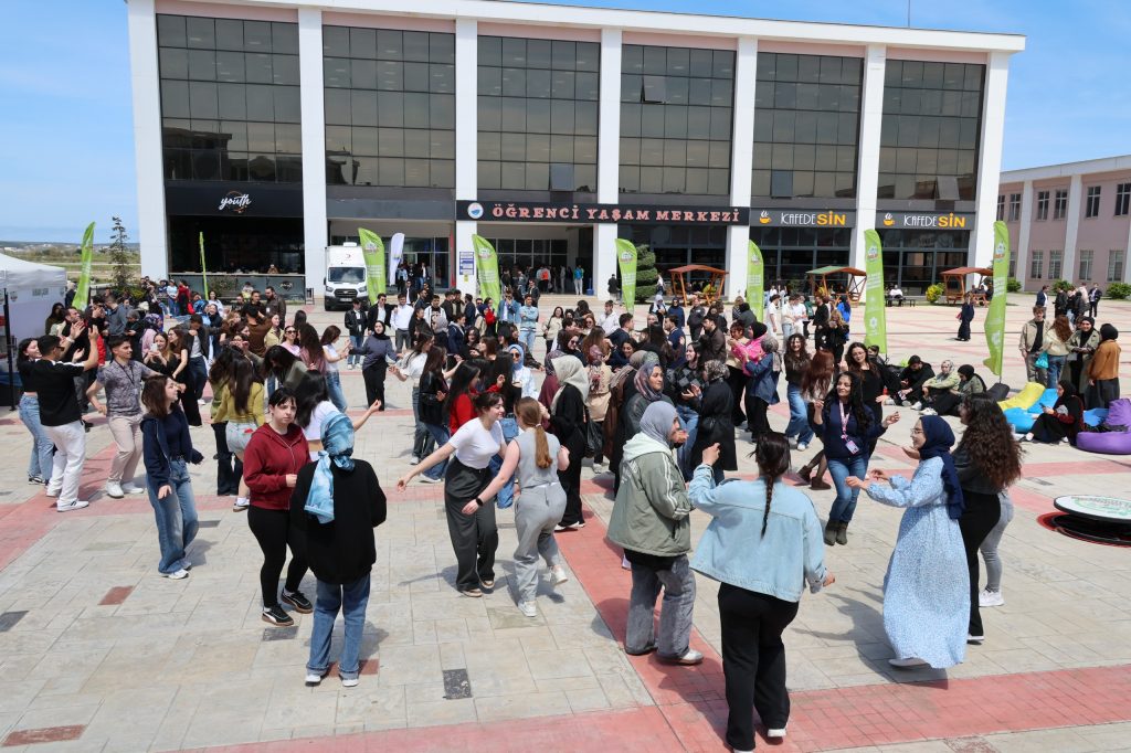 Üniversitemiz Bütünleşik Kampüs Yönetimi Koordinatörlüğü koordinesinde, Çevre, Şehircilik ve İklim Değişikliği Bakanlığı ile Türkiye Çevre Ajansı destekleriyle gerçekleştirilen “Yeşil Kampüs Festivali” yoğun ilgi gördü. Yeşil Kampüs Festivali’nde öğrencilerimiz hem eğlendi hem de çevreye olan duyarlılıklarını artırdı.