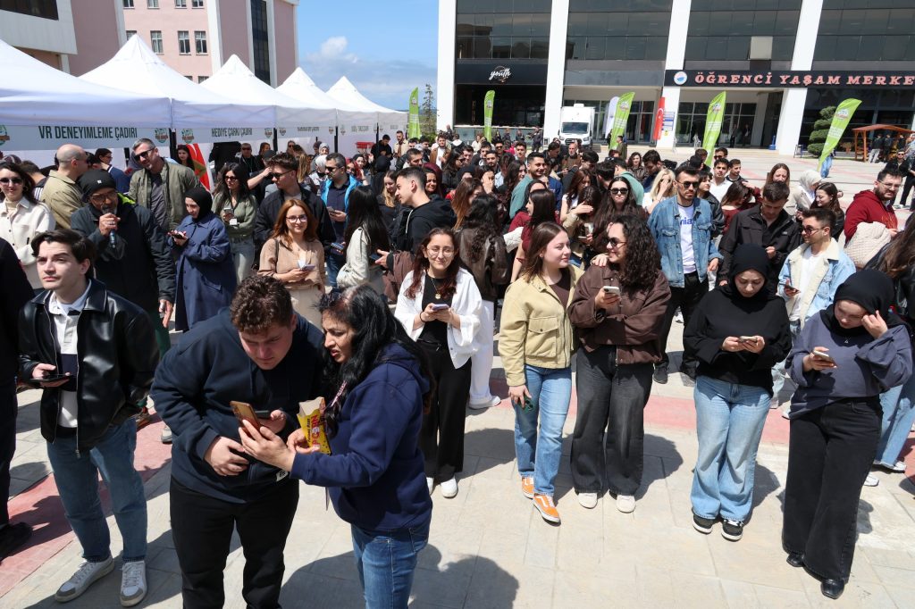 Üniversitemiz Bütünleşik Kampüs Yönetimi Koordinatörlüğü koordinesinde, Çevre, Şehircilik ve İklim Değişikliği Bakanlığı ile Türkiye Çevre Ajansı destekleriyle gerçekleştirilen “Yeşil Kampüs Festivali” yoğun ilgi gördü. Yeşil Kampüs Festivali’nde öğrencilerimiz hem eğlendi hem de çevreye olan duyarlılıklarını artırdı.