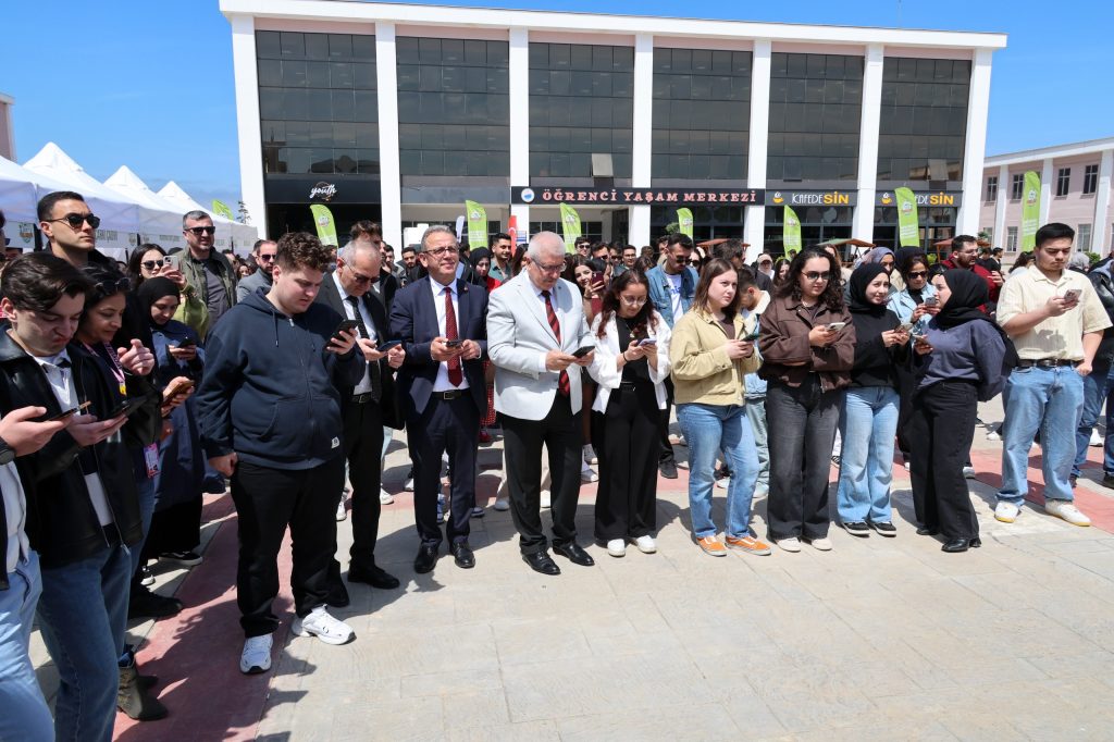 Üniversitemiz Bütünleşik Kampüs Yönetimi Koordinatörlüğü koordinesinde, Çevre, Şehircilik ve İklim Değişikliği Bakanlığı ile Türkiye Çevre Ajansı destekleriyle gerçekleştirilen “Yeşil Kampüs Festivali” yoğun ilgi gördü. Yeşil Kampüs Festivali’nde öğrencilerimiz hem eğlendi hem de çevreye olan duyarlılıklarını artırdı.