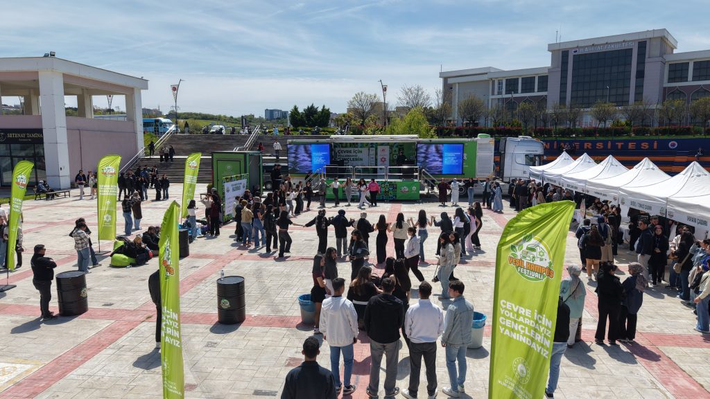 Üniversitemiz Bütünleşik Kampüs Yönetimi Koordinatörlüğü koordinesinde, Çevre, Şehircilik ve İklim Değişikliği Bakanlığı ile Türkiye Çevre Ajansı destekleriyle gerçekleştirilen “Yeşil Kampüs Festivali” yoğun ilgi gördü. Yeşil Kampüs Festivali’nde öğrencilerimiz hem eğlendi hem de çevreye olan duyarlılıklarını artırdı.