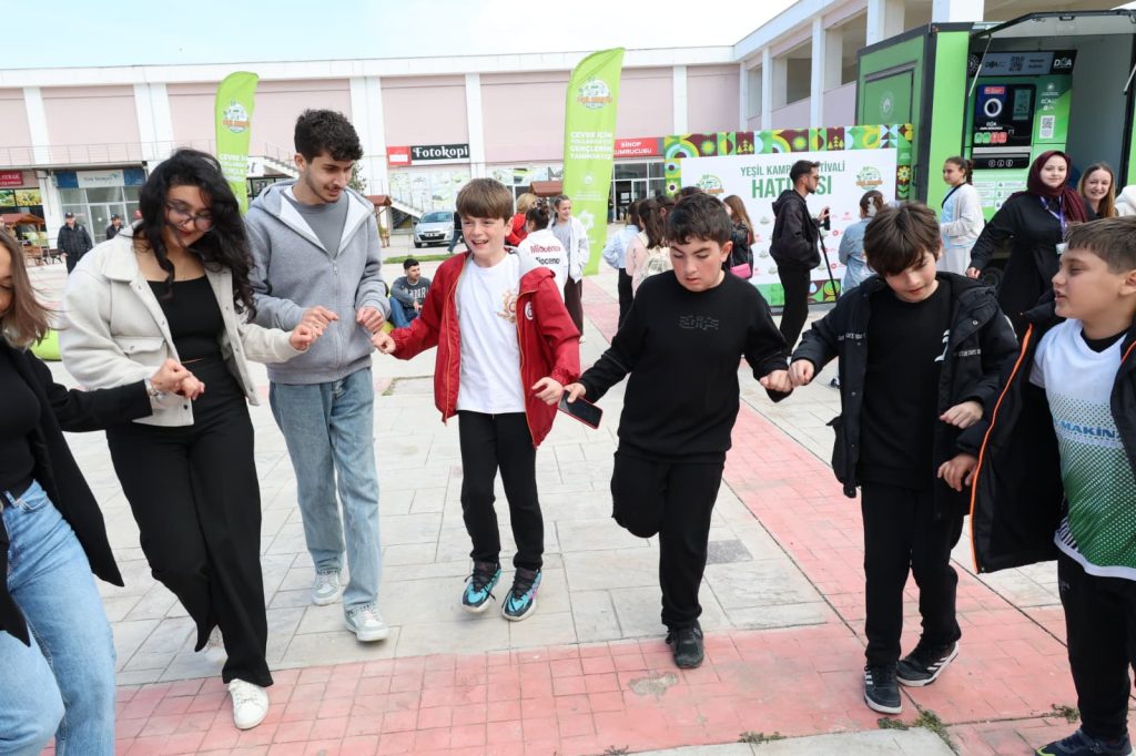 Üniversitemiz Bütünleşik Kampüs Yönetimi Koordinatörlüğü koordinesinde, Çevre, Şehircilik ve İklim Değişikliği Bakanlığı ile Türkiye Çevre Ajansı destekleriyle gerçekleştirilen “Yeşil Kampüs Festivali” yoğun ilgi gördü. Yeşil Kampüs Festivali’nde öğrencilerimiz hem eğlendi hem de çevreye olan duyarlılıklarını artırdı.