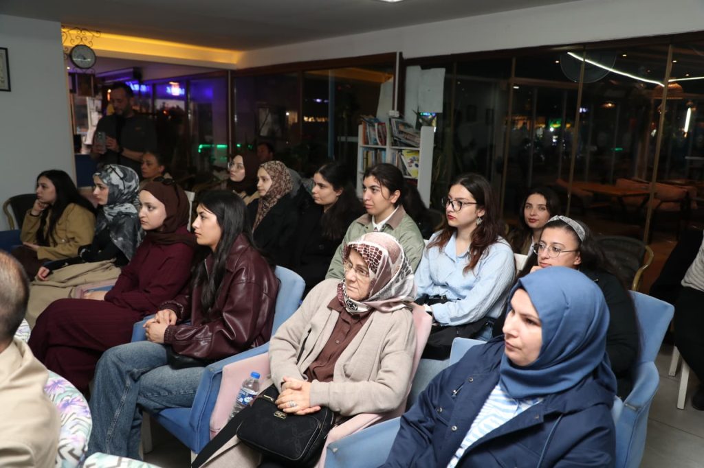 Üniversitemiz Bilim İletişimi Ofisi koordinesinde, Sağlık Bilimleri Fakültesi ile Kadın Çalışmaları Uygulama ve Araştırma Merkezi iş birliğinde Bilim Kafe söyleşileri kapsamında “Çalışma Yaşamında Kadın” konulu panel düzenlendi.