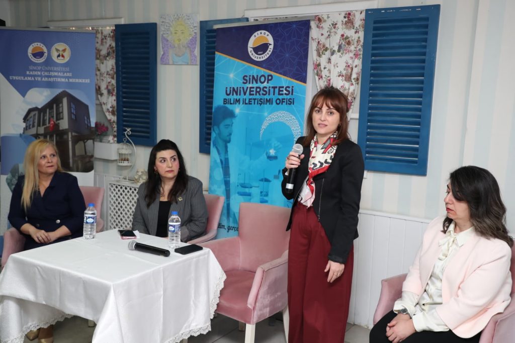 Üniversitemiz Bilim İletişimi Ofisi koordinesinde, Sağlık Bilimleri Fakültesi ile Kadın Çalışmaları Uygulama ve Araştırma Merkezi iş birliğinde Bilim Kafe söyleşileri kapsamında “Çalışma Yaşamında Kadın” konulu panel düzenlendi.