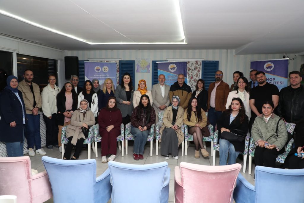 Üniversitemiz Bilim İletişimi Ofisi koordinesinde, Sağlık Bilimleri Fakültesi ile Kadın Çalışmaları Uygulama ve Araştırma Merkezi iş birliğinde Bilim Kafe söyleşileri kapsamında “Çalışma Yaşamında Kadın” konulu panel düzenlendi.