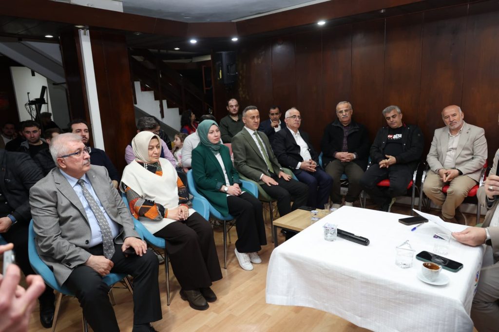 Üniversitemiz ile Gençlik ve Spor İl Müdürlüğü tarafından ortaklaşa düzenlenen ve geleneksel hale gelen “Edebiyat, Tarih ve Müzik Akşamları” etkinliklerinin bu haftaki konuğu tiyatro oyuncusu Ahmet Yenilmez oldu. “Sanatçı Penceresinden Yakın Tarih” başlığıyla gerçekleştirilen program, katılımcılardan yoğun ilgi gördü.