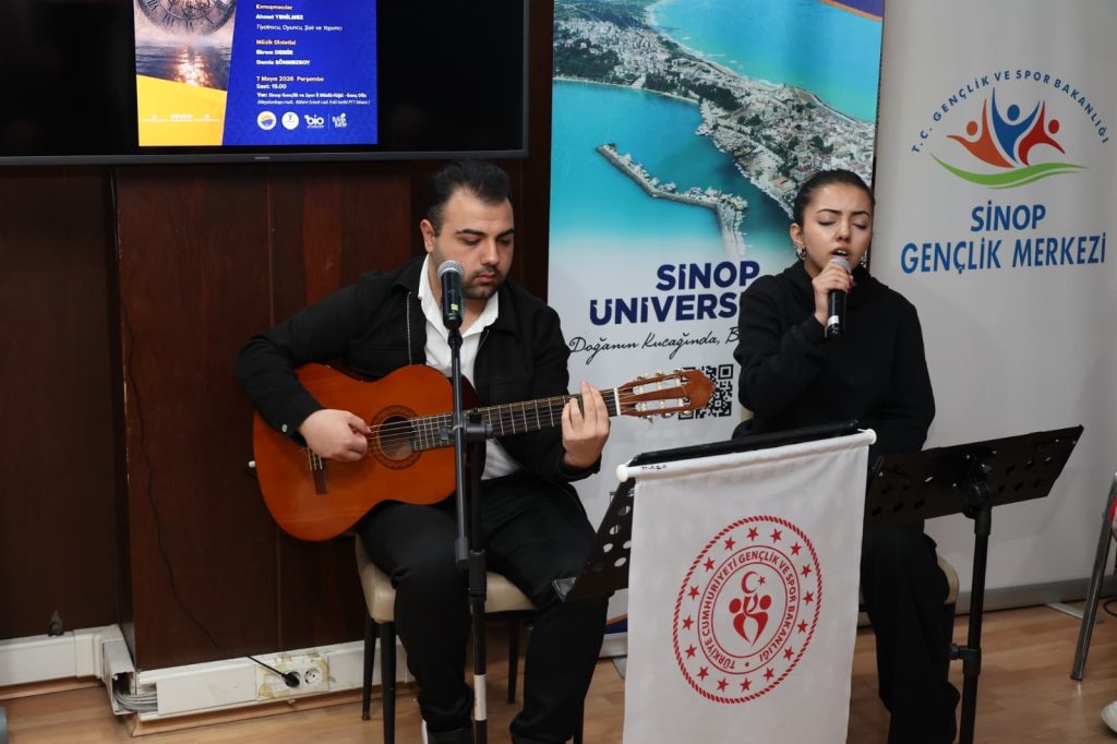 Üniversitemiz ile Gençlik ve Spor İl Müdürlüğü tarafından ortaklaşa düzenlenen ve geleneksel hale gelen “Edebiyat, Tarih ve Müzik Akşamları” etkinliklerinin bu haftaki konuğu tiyatro oyuncusu Ahmet Yenilmez oldu. “Sanatçı Penceresinden Yakın Tarih” başlığıyla gerçekleştirilen program, katılımcılardan yoğun ilgi gördü.
