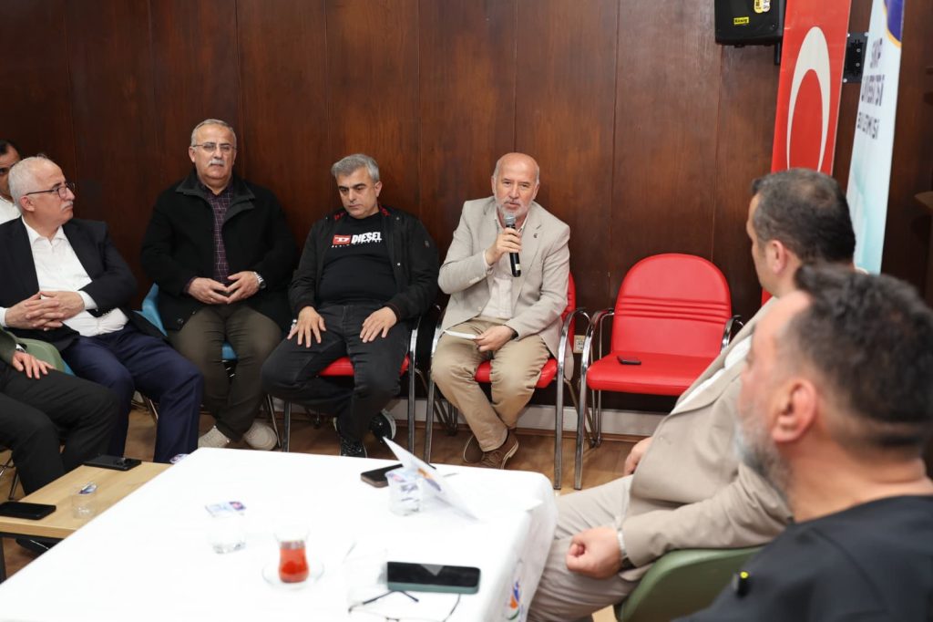 Üniversitemiz ile Gençlik ve Spor İl Müdürlüğü tarafından ortaklaşa düzenlenen ve geleneksel hale gelen “Edebiyat, Tarih ve Müzik Akşamları” etkinliklerinin bu haftaki konuğu tiyatro oyuncusu Ahmet Yenilmez oldu. “Sanatçı Penceresinden Yakın Tarih” başlığıyla gerçekleştirilen program, katılımcılardan yoğun ilgi gördü.