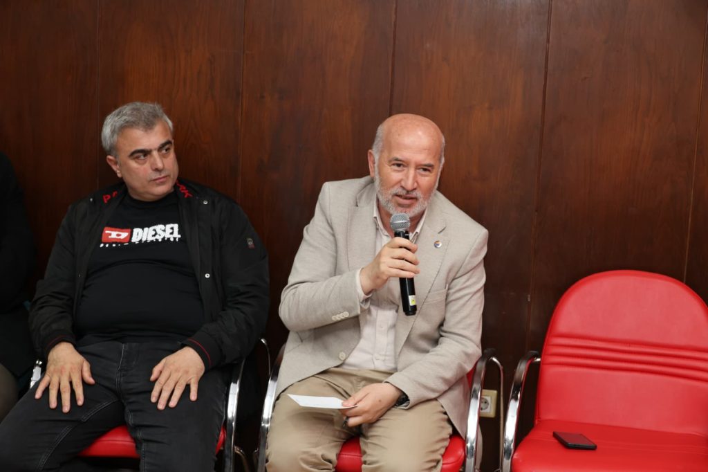 Üniversitemiz ile Gençlik ve Spor İl Müdürlüğü tarafından ortaklaşa düzenlenen ve geleneksel hale gelen “Edebiyat, Tarih ve Müzik Akşamları” etkinliklerinin bu haftaki konuğu tiyatro oyuncusu Ahmet Yenilmez oldu. “Sanatçı Penceresinden Yakın Tarih” başlığıyla gerçekleştirilen program, katılımcılardan yoğun ilgi gördü.