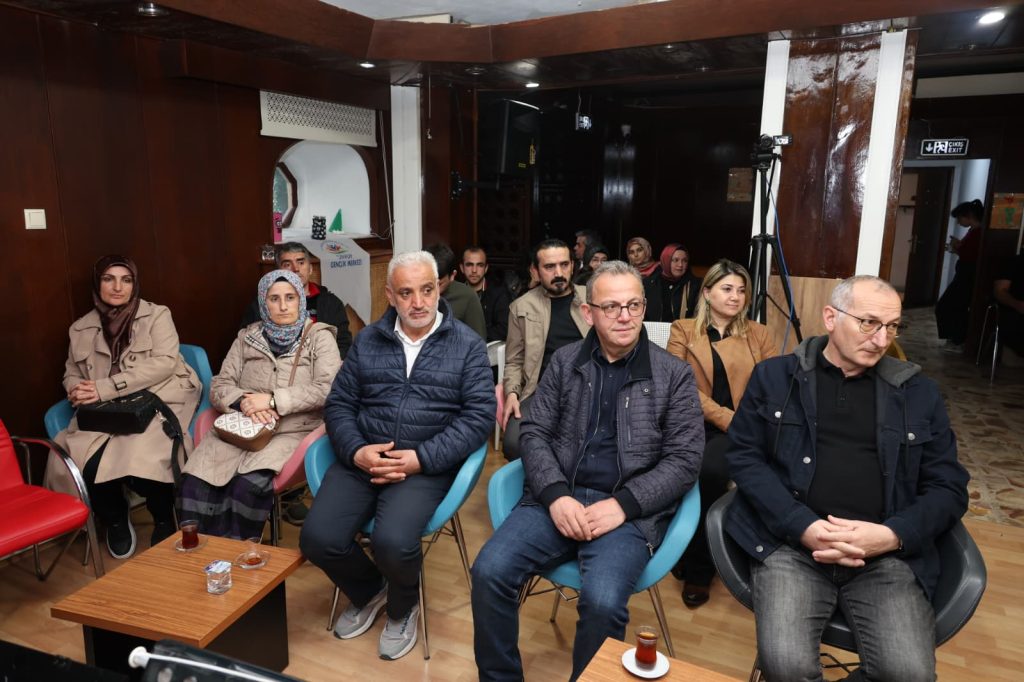 Üniversitemiz ile Gençlik ve Spor İl Müdürlüğü tarafından ortaklaşa düzenlenen ve geleneksel hale gelen “Edebiyat, Tarih ve Müzik Akşamları” etkinliklerinin bu haftaki konuğu tiyatro oyuncusu Ahmet Yenilmez oldu. “Sanatçı Penceresinden Yakın Tarih” başlığıyla gerçekleştirilen program, katılımcılardan yoğun ilgi gördü.