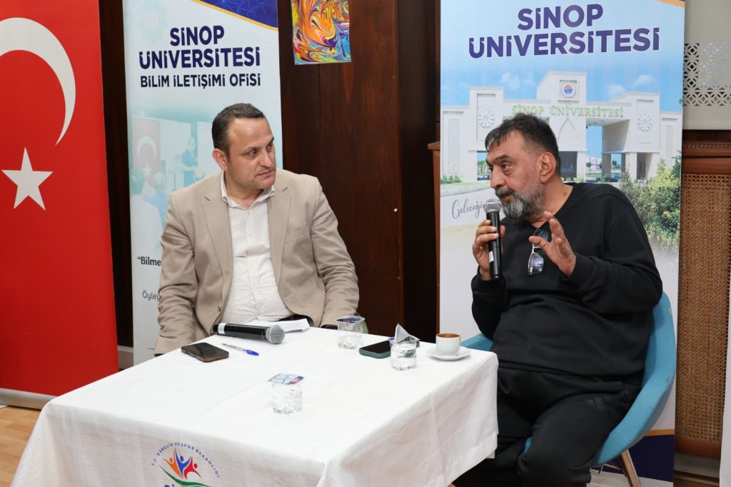 Üniversitemiz ile Gençlik ve Spor İl Müdürlüğü tarafından ortaklaşa düzenlenen ve geleneksel hale gelen “Edebiyat, Tarih ve Müzik Akşamları” etkinliklerinin bu haftaki konuğu tiyatro oyuncusu Ahmet Yenilmez oldu. “Sanatçı Penceresinden Yakın Tarih” başlığıyla gerçekleştirilen program, katılımcılardan yoğun ilgi gördü.