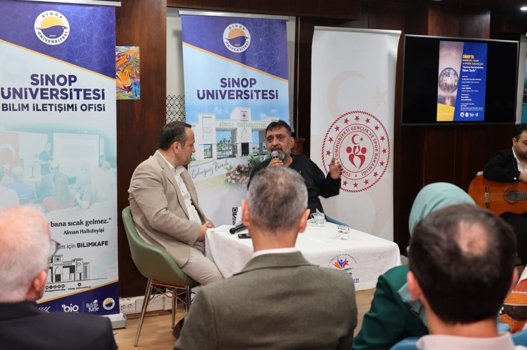 Üniversitemiz ile Gençlik ve Spor İl Müdürlüğü tarafından ortaklaşa düzenlenen ve geleneksel hale gelen “Edebiyat, Tarih ve Müzik Akşamları” etkinliklerinin bu haftaki konuğu tiyatro oyuncusu Ahmet Yenilmez oldu. “Sanatçı Penceresinden Yakın Tarih” başlığıyla gerçekleştirilen program, katılımcılardan yoğun ilgi gördü.