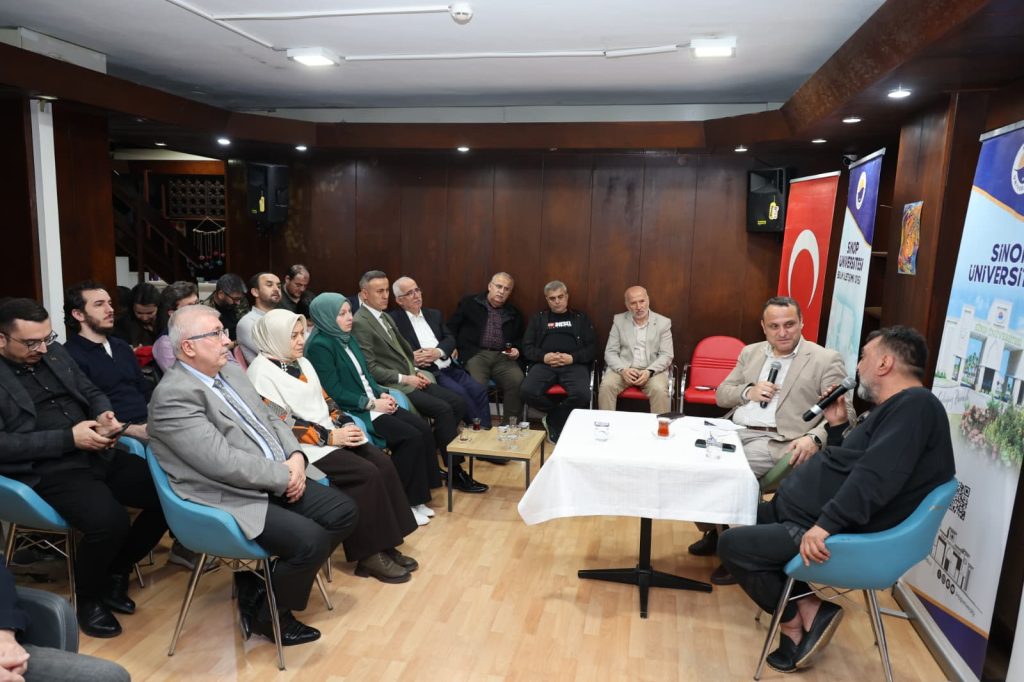 Üniversitemiz ile Gençlik ve Spor İl Müdürlüğü tarafından ortaklaşa düzenlenen ve geleneksel hale gelen “Edebiyat, Tarih ve Müzik Akşamları” etkinliklerinin bu haftaki konuğu tiyatro oyuncusu Ahmet Yenilmez oldu. “Sanatçı Penceresinden Yakın Tarih” başlığıyla gerçekleştirilen program, katılımcılardan yoğun ilgi gördü.