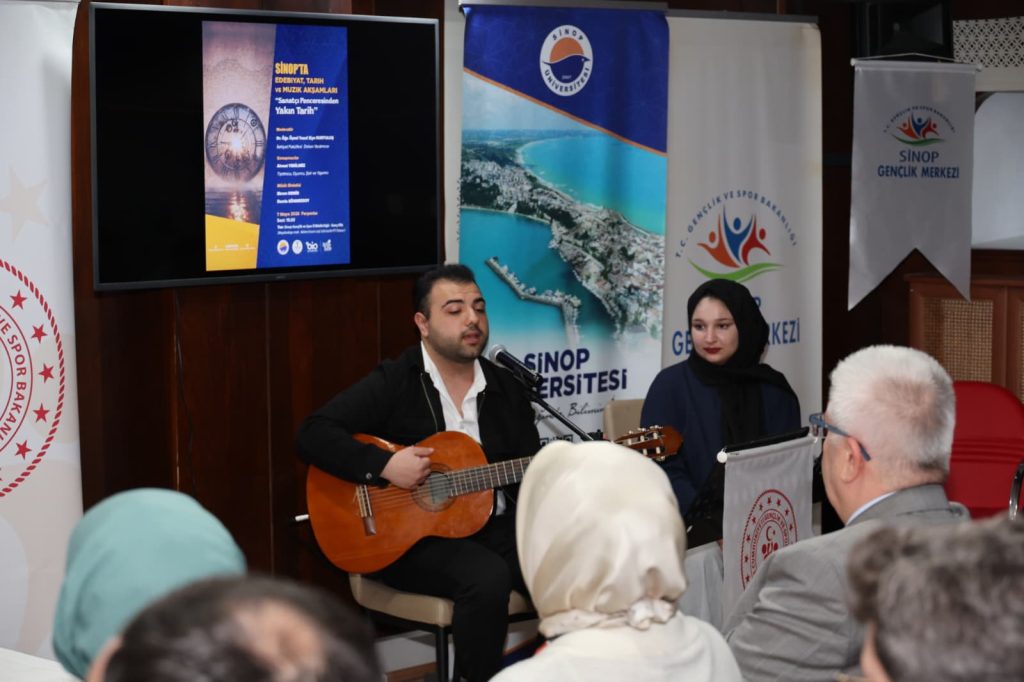 Üniversitemiz ile Gençlik ve Spor İl Müdürlüğü tarafından ortaklaşa düzenlenen ve geleneksel hale gelen “Edebiyat, Tarih ve Müzik Akşamları” etkinliklerinin bu haftaki konuğu tiyatro oyuncusu Ahmet Yenilmez oldu. “Sanatçı Penceresinden Yakın Tarih” başlığıyla gerçekleştirilen program, katılımcılardan yoğun ilgi gördü.