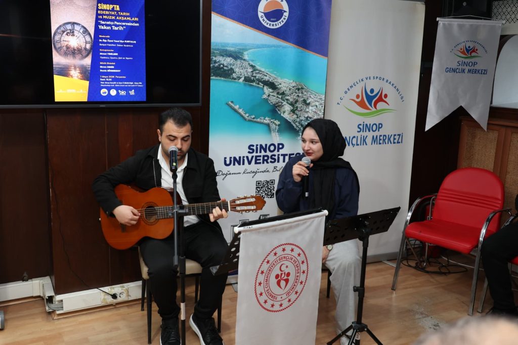 Üniversitemiz ile Gençlik ve Spor İl Müdürlüğü tarafından ortaklaşa düzenlenen ve geleneksel hale gelen “Edebiyat, Tarih ve Müzik Akşamları” etkinliklerinin bu haftaki konuğu tiyatro oyuncusu Ahmet Yenilmez oldu. “Sanatçı Penceresinden Yakın Tarih” başlığıyla gerçekleştirilen program, katılımcılardan yoğun ilgi gördü.
