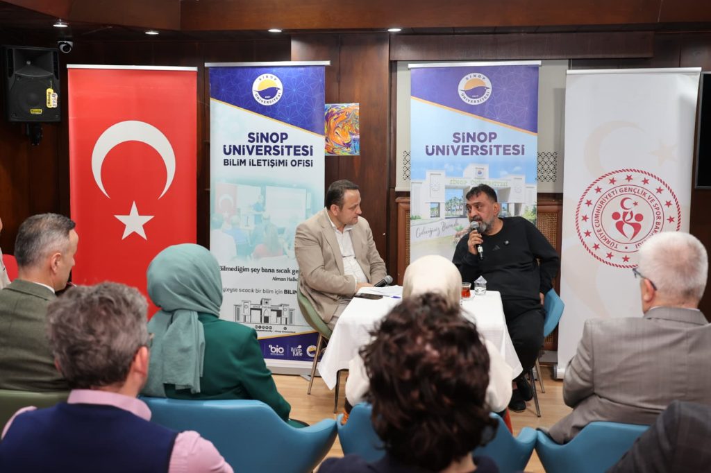 Üniversitemiz ile Gençlik ve Spor İl Müdürlüğü tarafından ortaklaşa düzenlenen ve geleneksel hale gelen “Edebiyat, Tarih ve Müzik Akşamları” etkinliklerinin bu haftaki konuğu tiyatro oyuncusu Ahmet Yenilmez oldu. “Sanatçı Penceresinden Yakın Tarih” başlığıyla gerçekleştirilen program, katılımcılardan yoğun ilgi gördü.