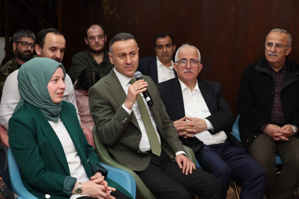 Üniversitemiz ile Gençlik ve Spor İl Müdürlüğü tarafından ortaklaşa düzenlenen ve geleneksel hale gelen “Edebiyat, Tarih ve Müzik Akşamları” etkinliklerinin bu haftaki konuğu tiyatro oyuncusu Ahmet Yenilmez oldu. “Sanatçı Penceresinden Yakın Tarih” başlığıyla gerçekleştirilen program, katılımcılardan yoğun ilgi gördü.