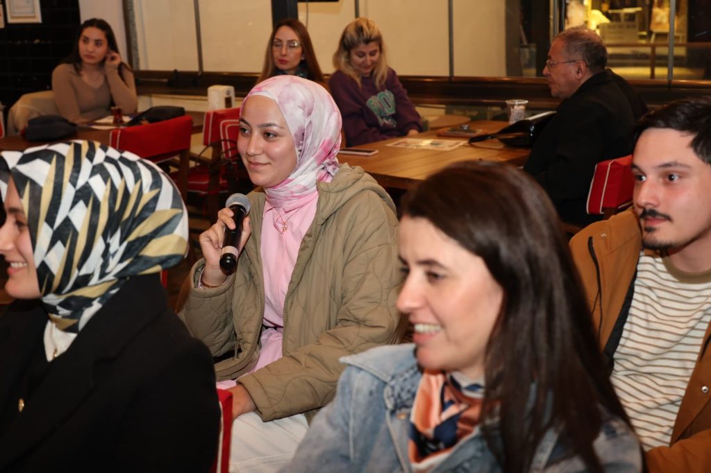Üniversitemiz Bilim İletişimi Ofisi tarafından düzenlenen “Kafede Bilim Söyleşileri” kapsamında bu hafta, “Okul Şiddetinde Erken Uyarı Sinyalleri: Riskli Davranışlar Nasıl Tanınır?” başlıklı söyleşi gerçekleştirildi.
