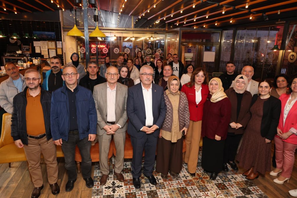 Üniversitemiz Bilim İletişimi Ofisi tarafından düzenlenen “Kafede Bilim Söyleşileri” kapsamında bu hafta, “Okul Şiddetinde Erken Uyarı Sinyalleri: Riskli Davranışlar Nasıl Tanınır?” başlıklı söyleşi gerçekleştirildi.