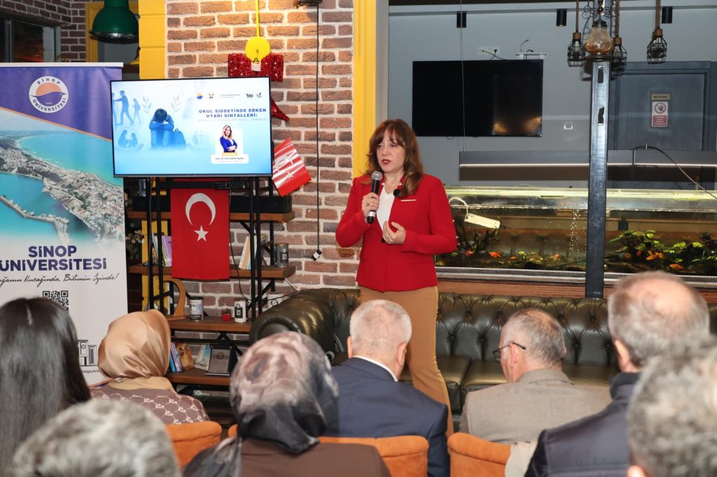 Üniversitemiz Bilim İletişimi Ofisi tarafından düzenlenen “Kafede Bilim Söyleşileri” kapsamında bu hafta, “Okul Şiddetinde Erken Uyarı Sinyalleri: Riskli Davranışlar Nasıl Tanınır?” başlıklı söyleşi gerçekleştirildi.