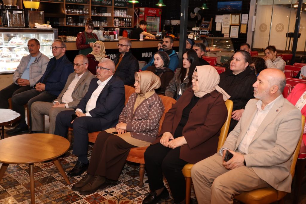 Üniversitemiz Bilim İletişimi Ofisi tarafından düzenlenen “Kafede Bilim Söyleşileri” kapsamında bu hafta, “Okul Şiddetinde Erken Uyarı Sinyalleri: Riskli Davranışlar Nasıl Tanınır?” başlıklı söyleşi gerçekleştirildi.
